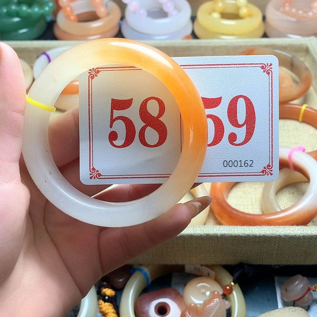 未镶嵌石英质玉（黄龙玉）手镯