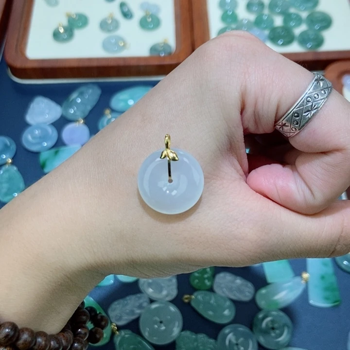 颈饰未镶嵌翡翠平安扣