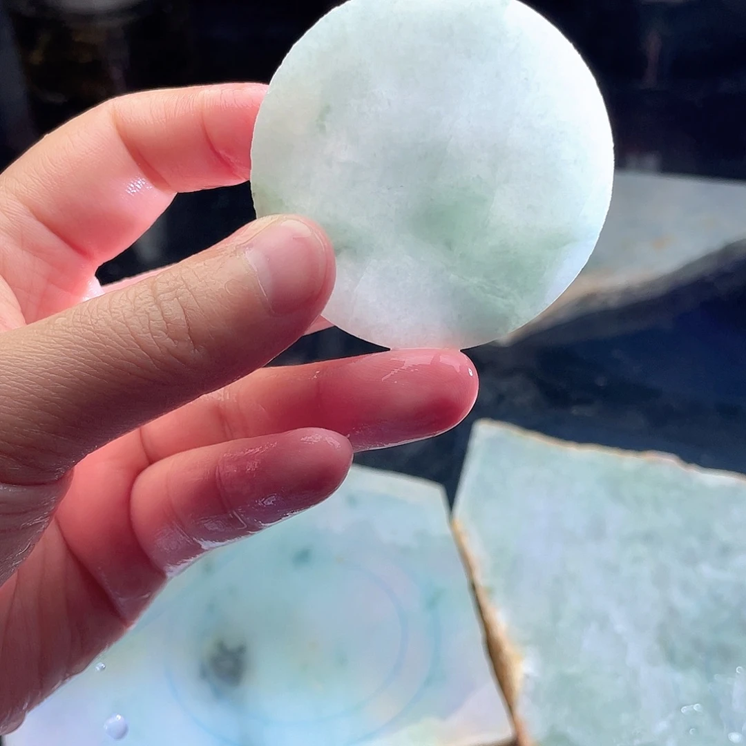 翡翠未镶嵌颈饰毛料11