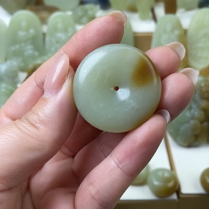 云***轻和田玉（糖玉）未镶嵌颈饰
