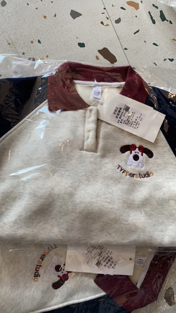 翻领拼接小狗卫衣