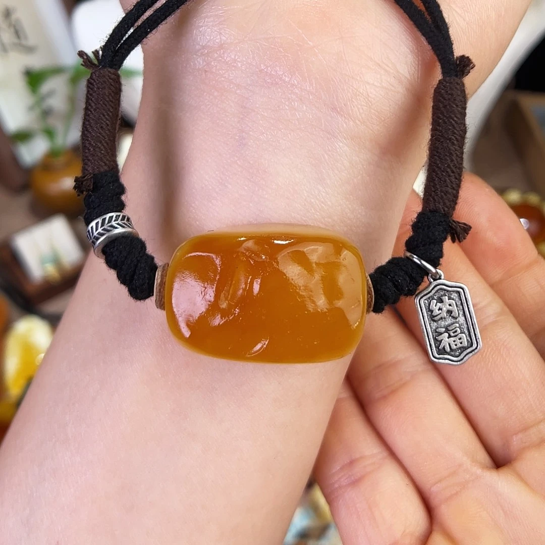 琥珀珠宝奇石未镶嵌。
