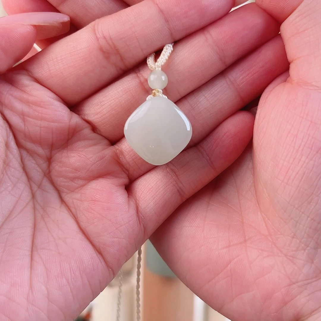 小***婆和田玉未镶嵌颈饰