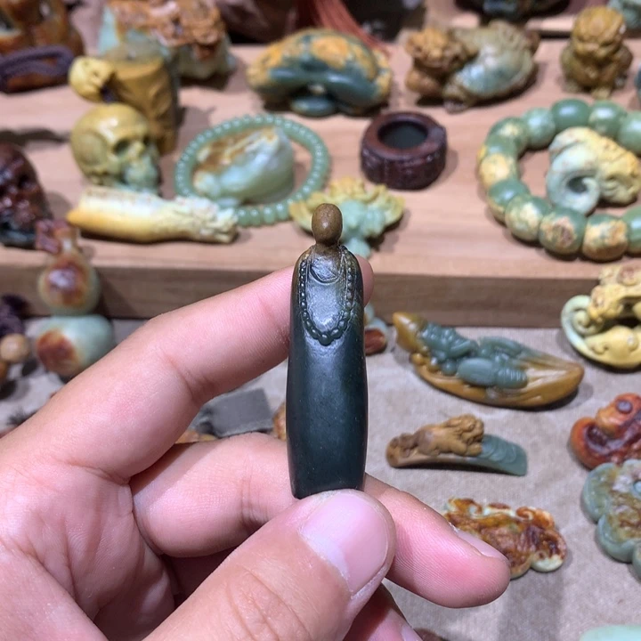 未镶嵌岫岩河磨玉（透闪石质玉）挂件