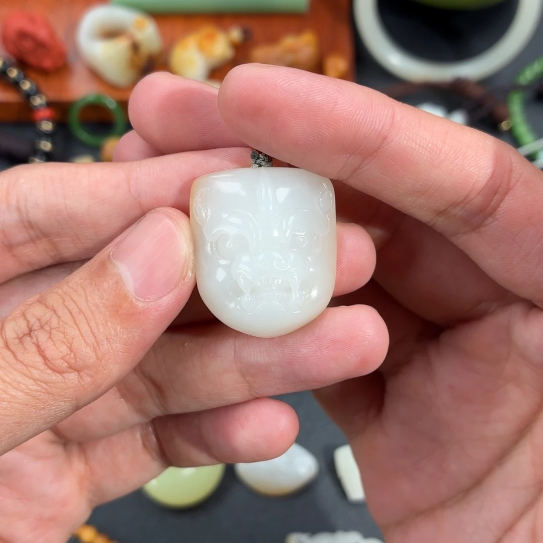 千***山和田玉未镶嵌颈饰