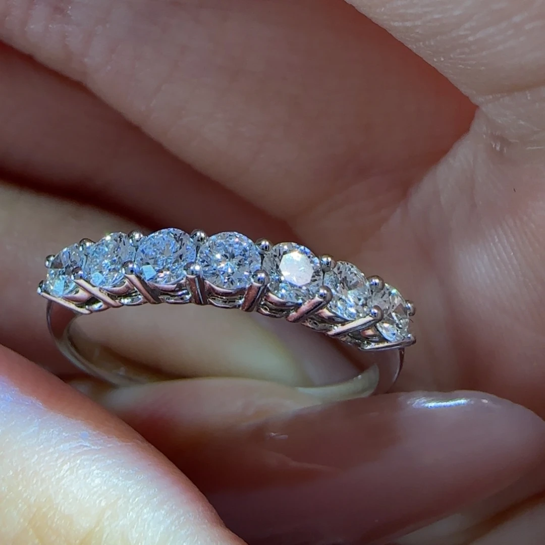 实验室培育钻石18K金镶嵌不*糖圆形排戒