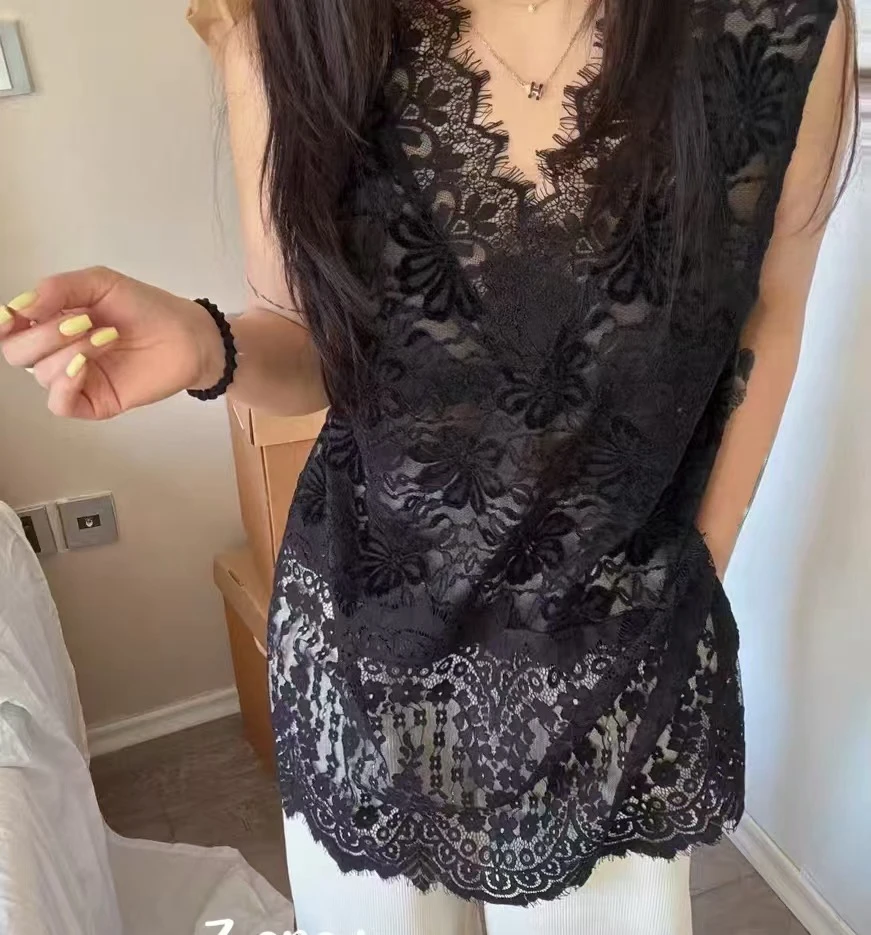 早春新款蕾丝镂空V领花边设计时尚内搭外穿马甲背心