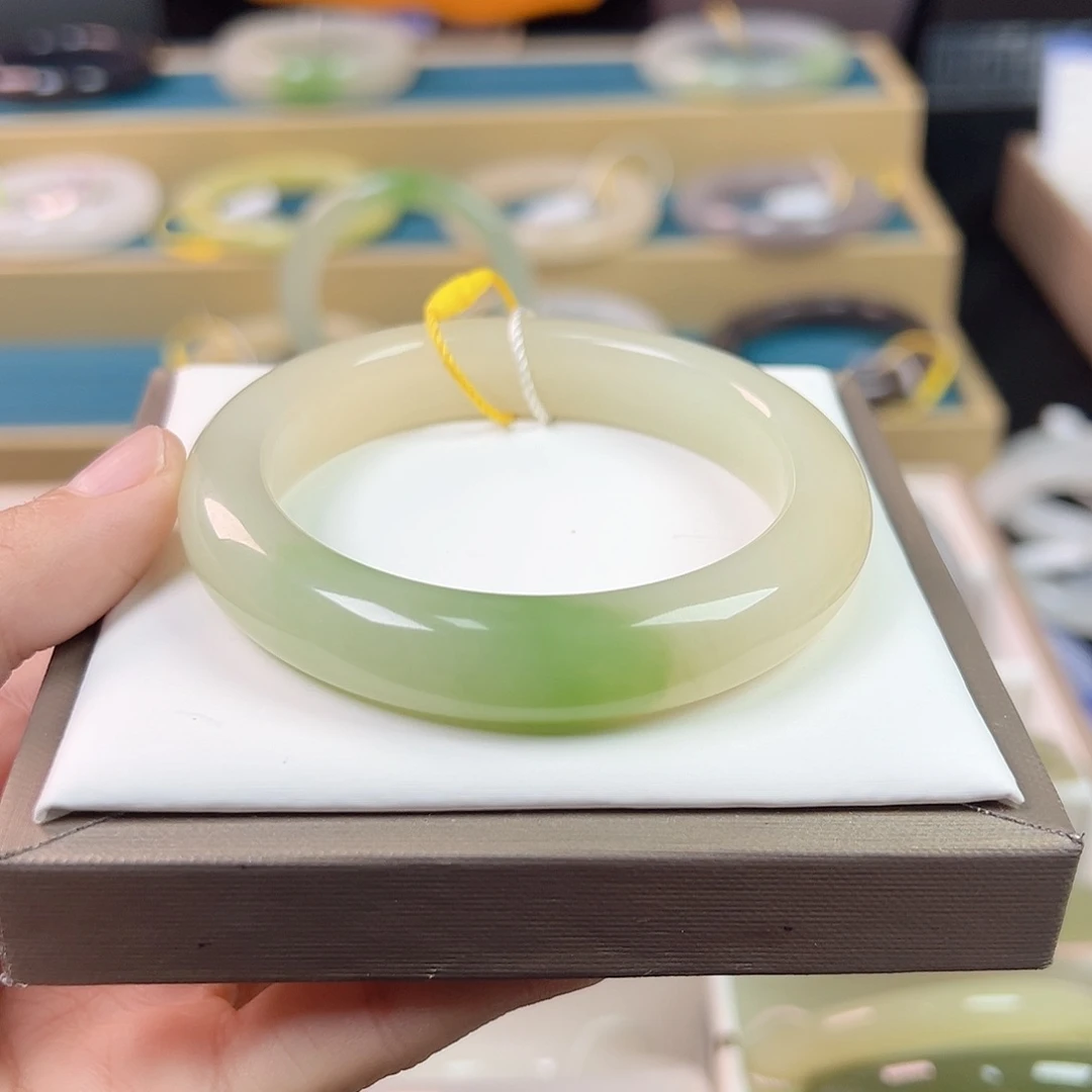 糯***团和田玉未镶嵌手镯