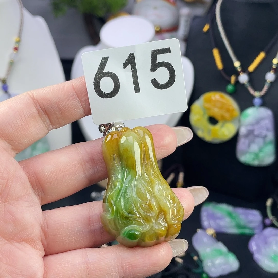 翡翠未镶嵌吊坠(赠链)