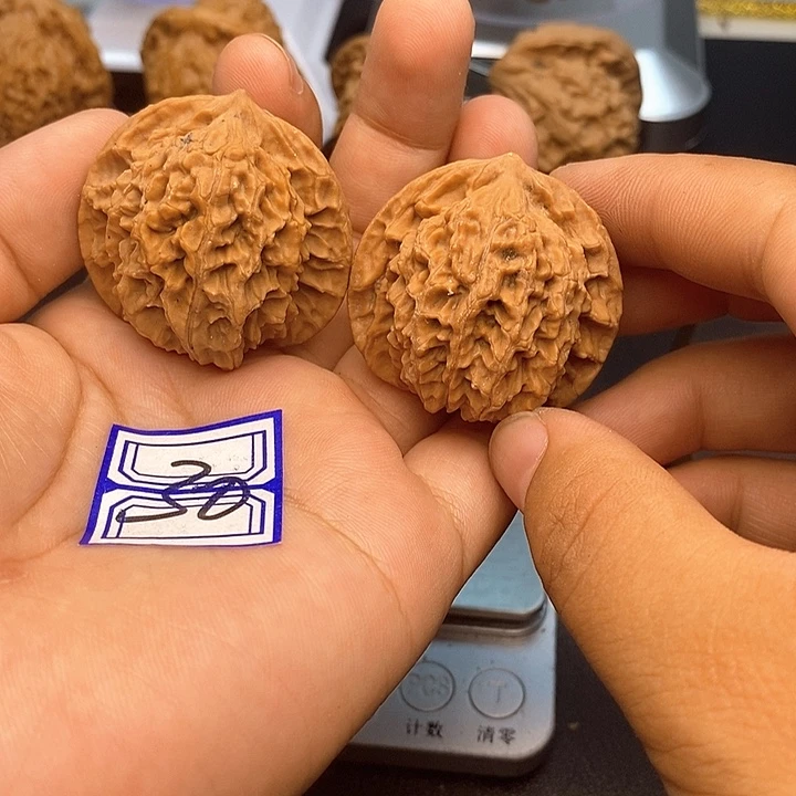 文玩核桃把件38盘龙纹