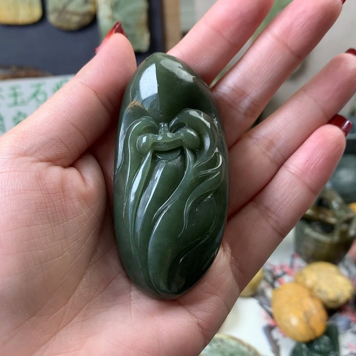 透闪石质玉挂件未镶嵌J****i