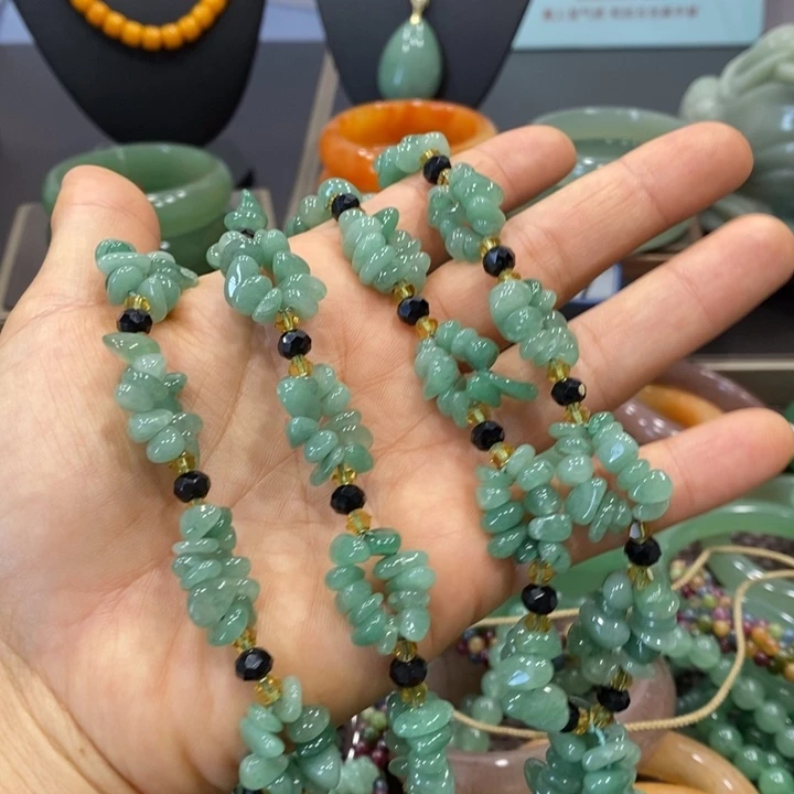 石英岩玉合金颈饰