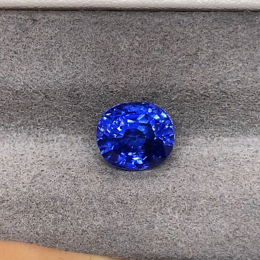 蓝宝石裸石4.36克拉天然玻璃体满火彩皇家蓝蓝宝石