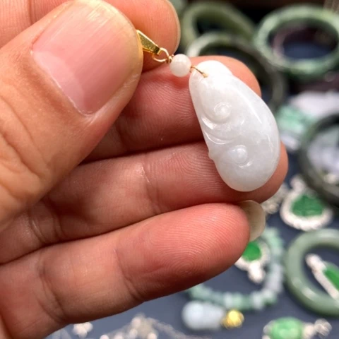 【闪购商品】颈饰未镶嵌翡翠土*