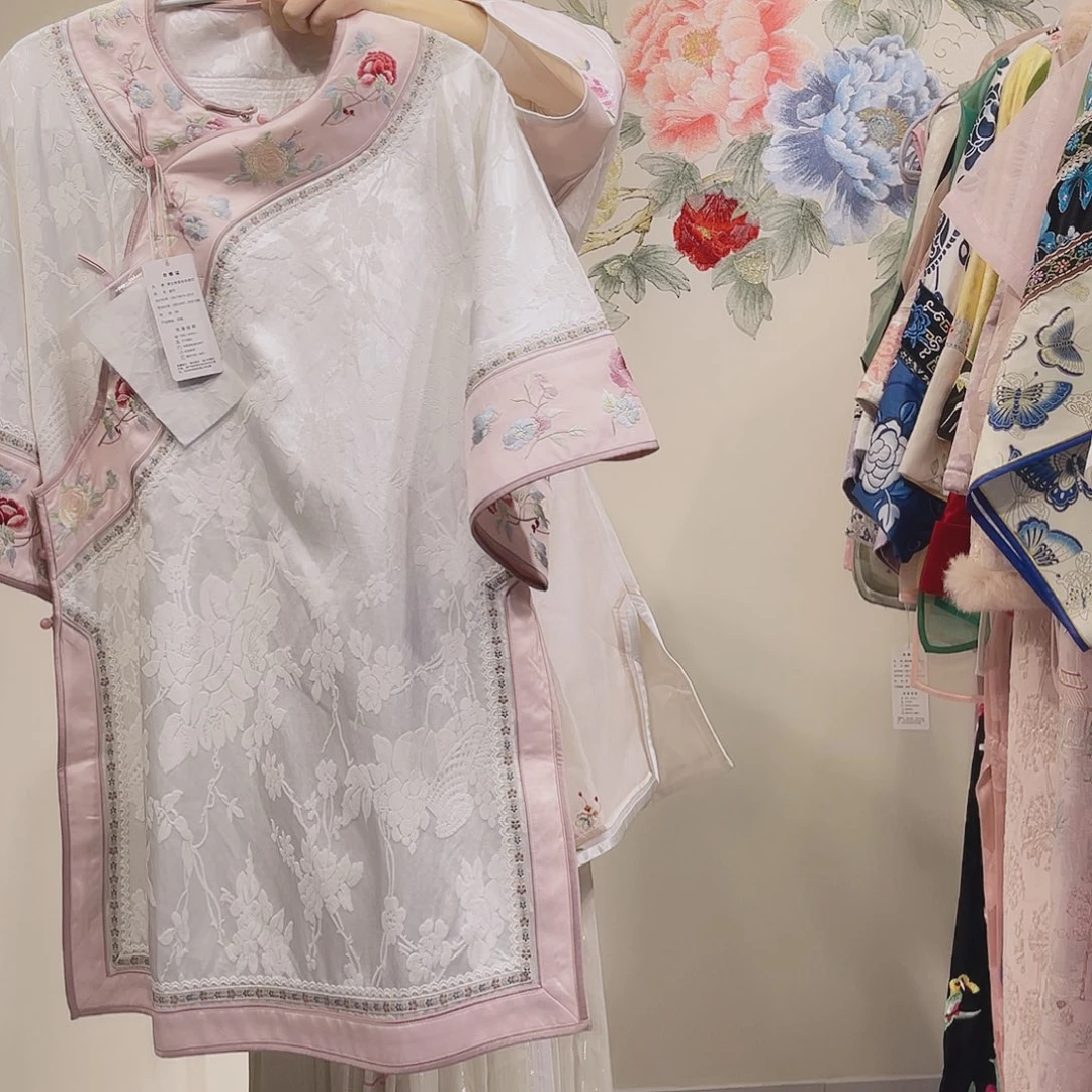 圆领斜襟提花新缎米白色太太服