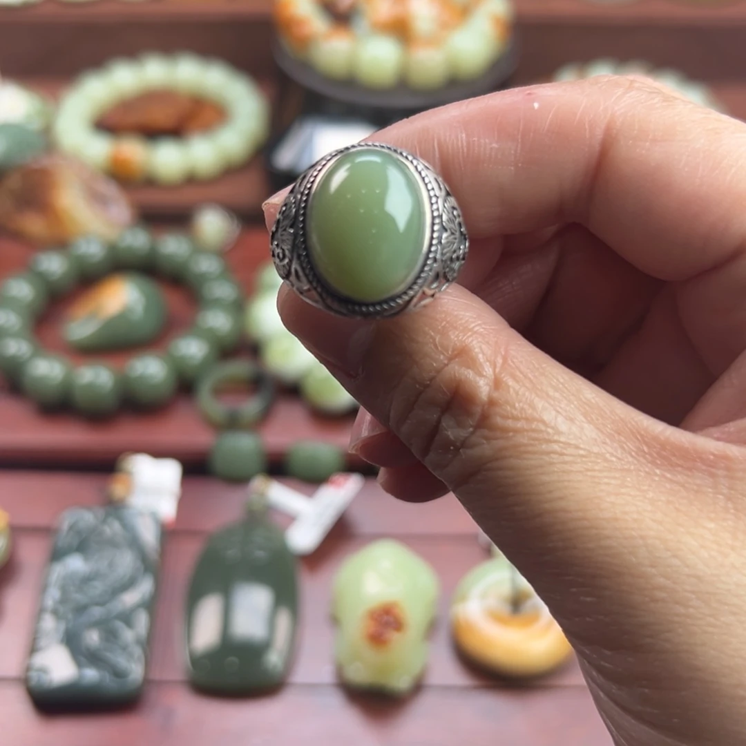 岫岩老玉（透闪石质玉）戒指未镶嵌山**长
