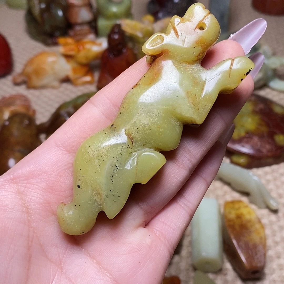 蛇纹石玉足铂镶嵌颈饰