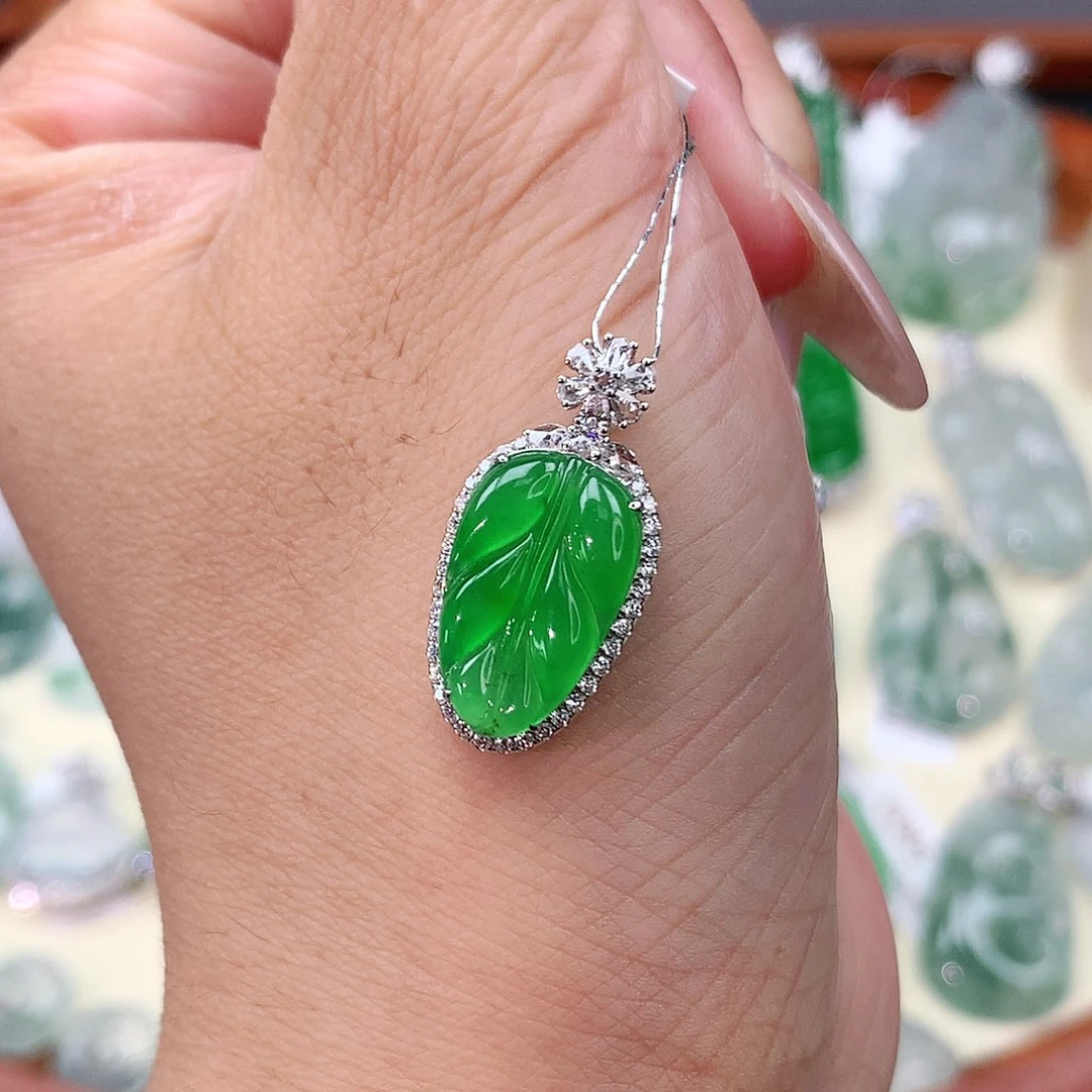 翡翠18K金镶嵌颈饰叶子