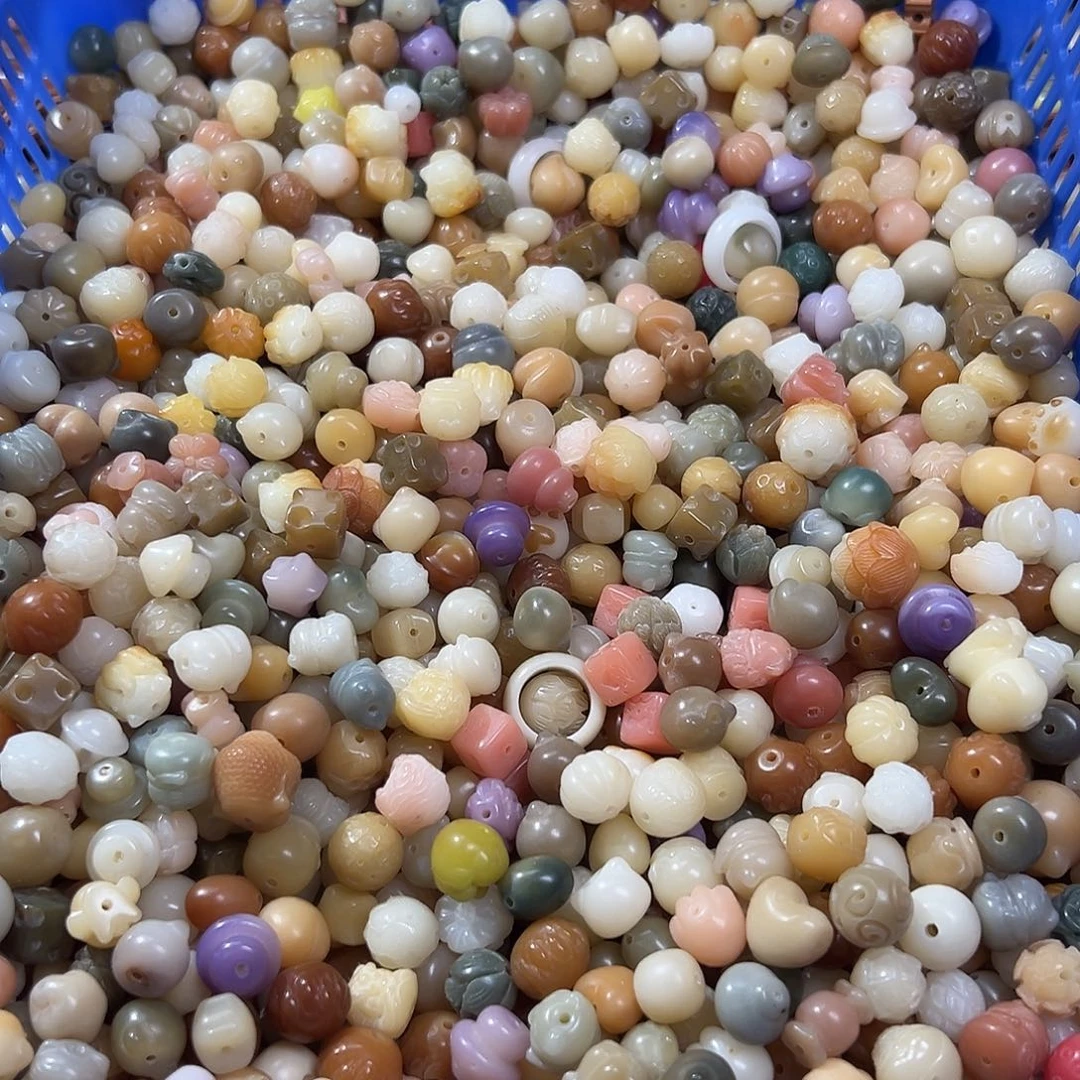 白玉菩提吊坠卡12左右混装雕刻件25颗