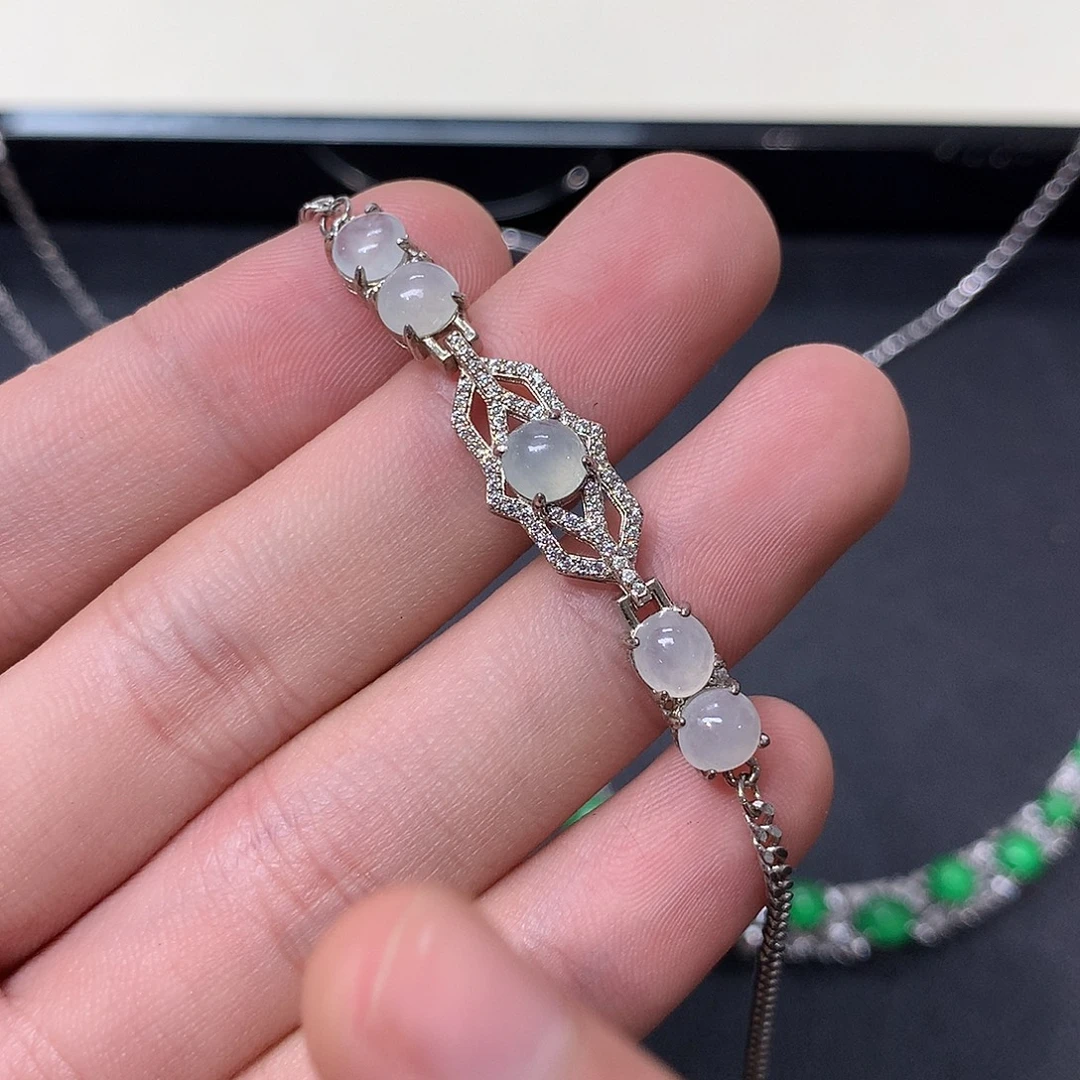 翡翠未镶嵌颈饰……