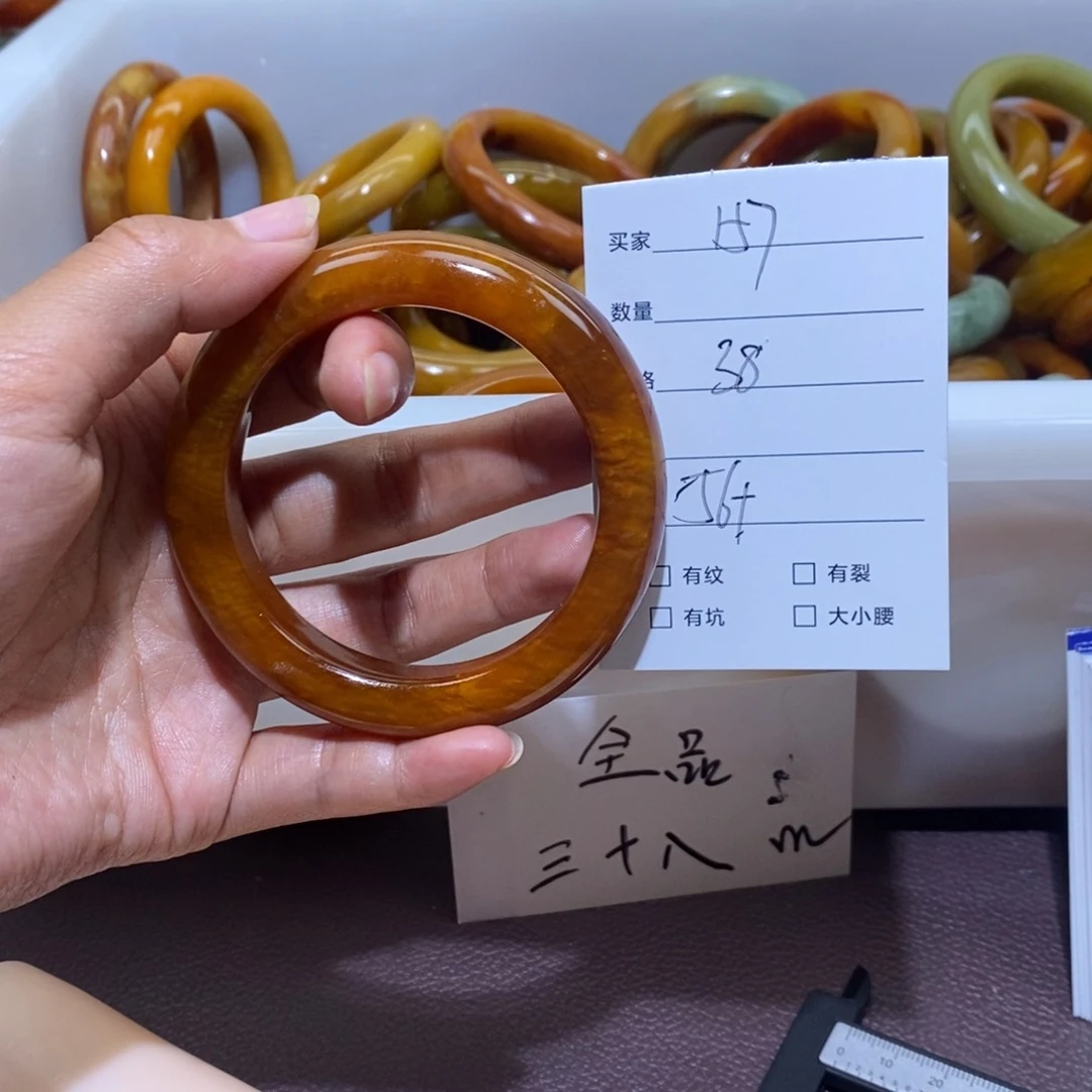 蛇纹石玉未镶嵌手镯一**。