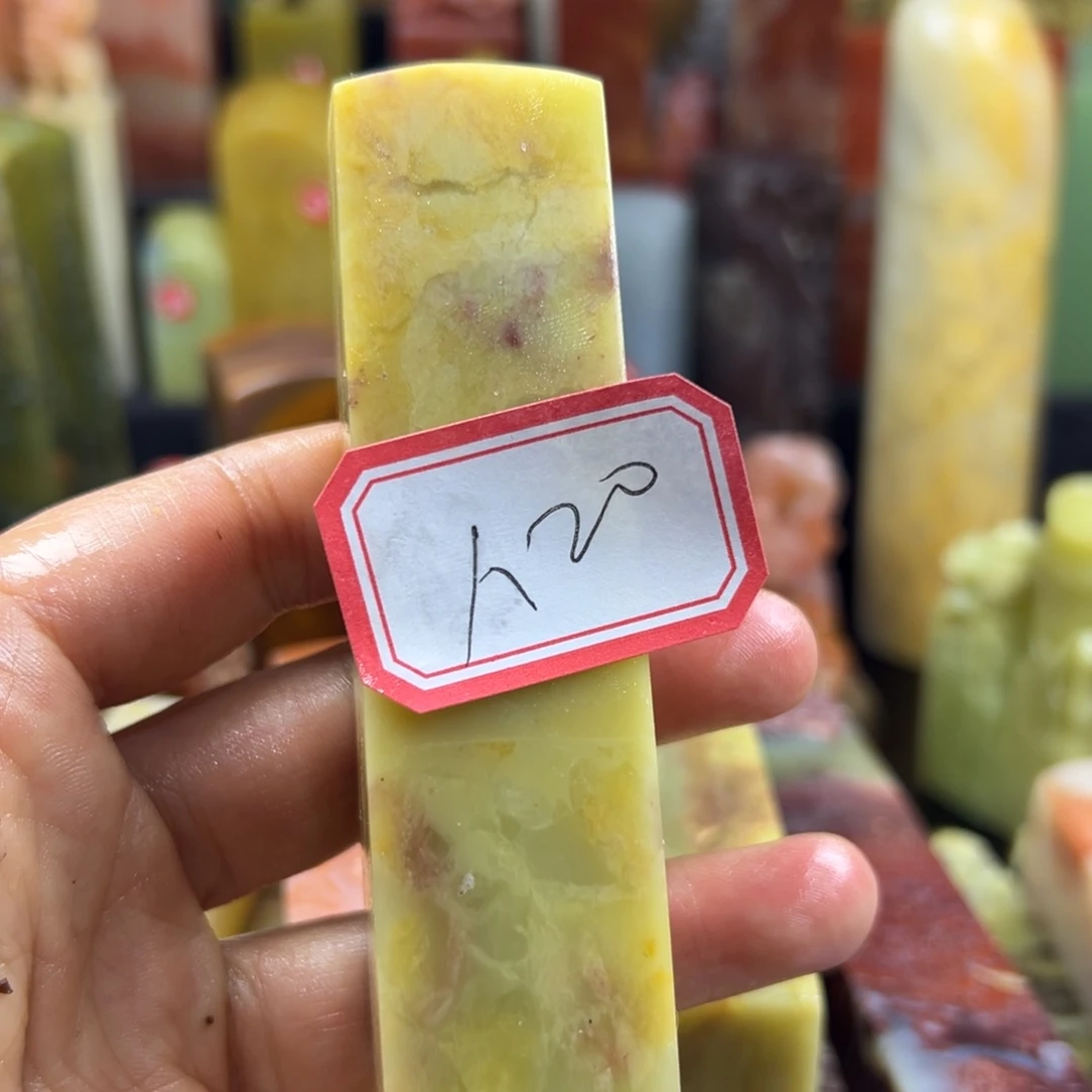 昌化石印石八****8在家门口看电影时