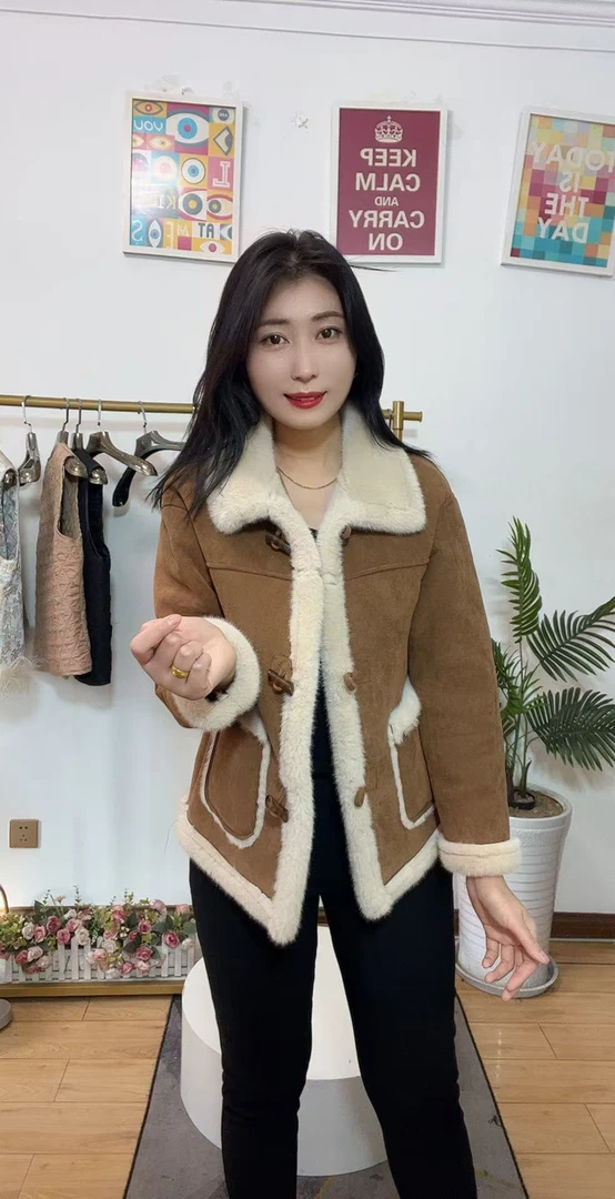 新款牛角扣一体毛外套