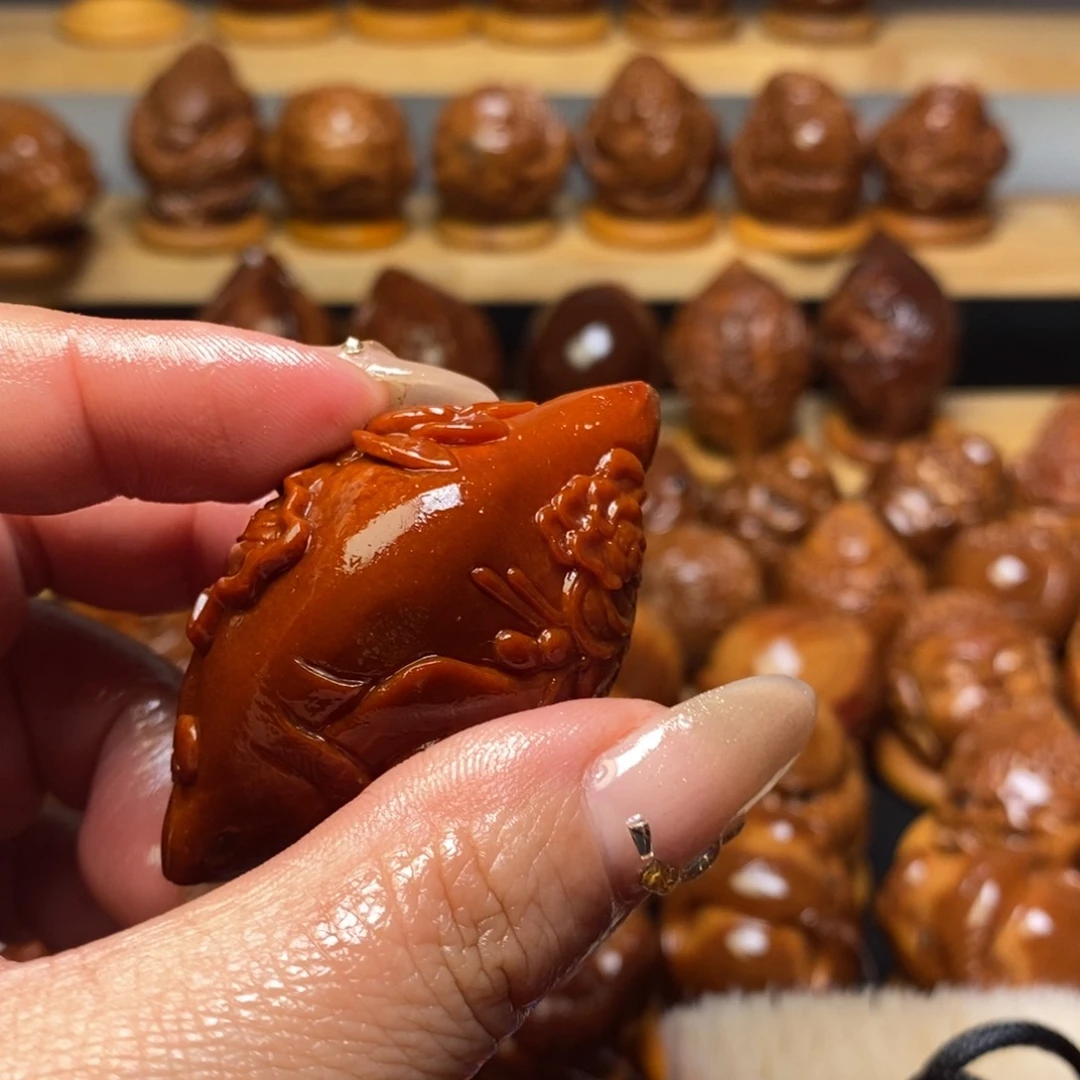 【闪购商品】橄榄核把件假****来红料西施