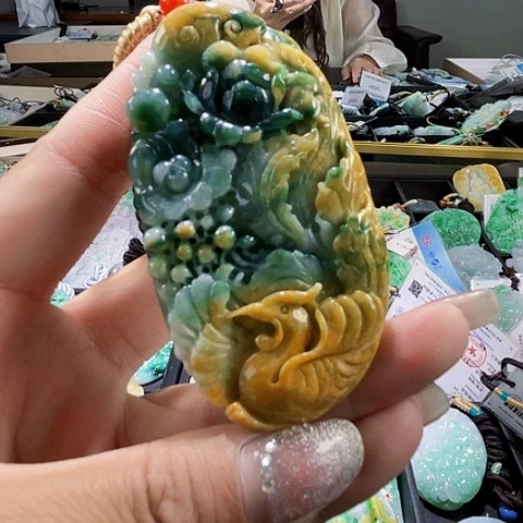 翡翠未镶嵌颈饰一个