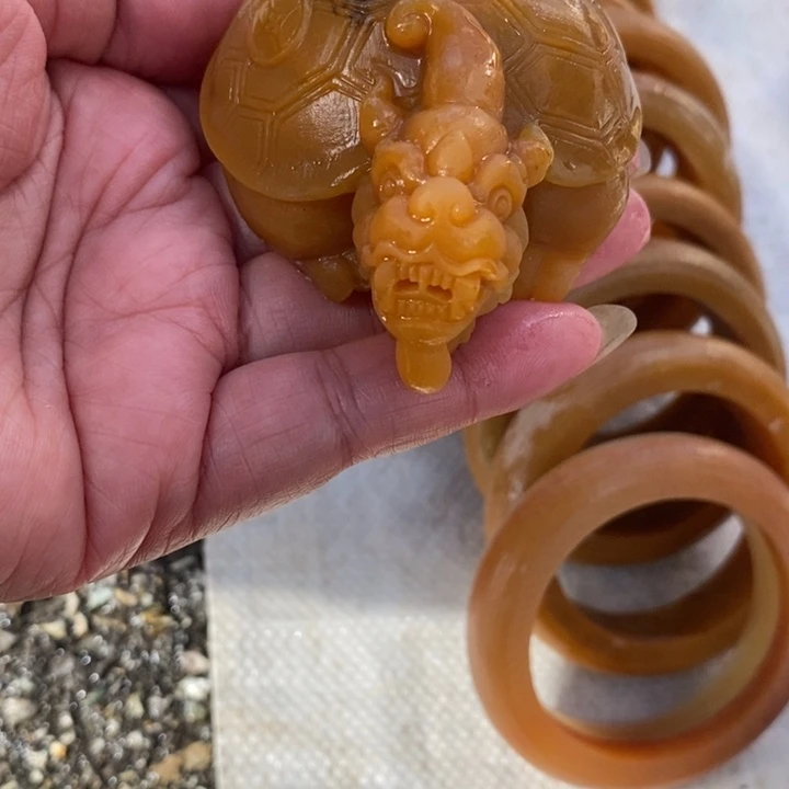 未镶嵌石英质玉（黄龙玉）颈饰