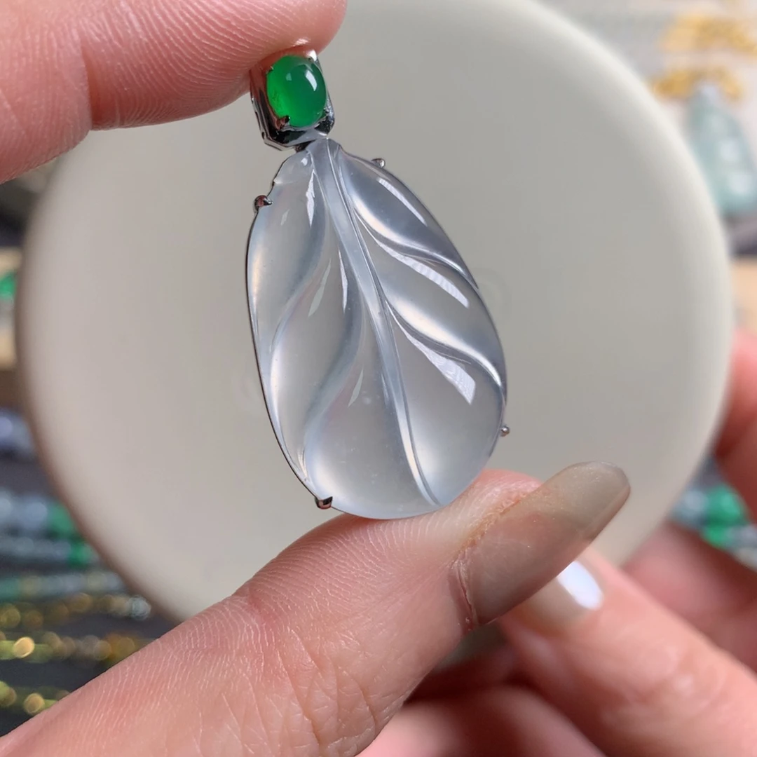 颈饰18K金镶嵌翡翠吊坠