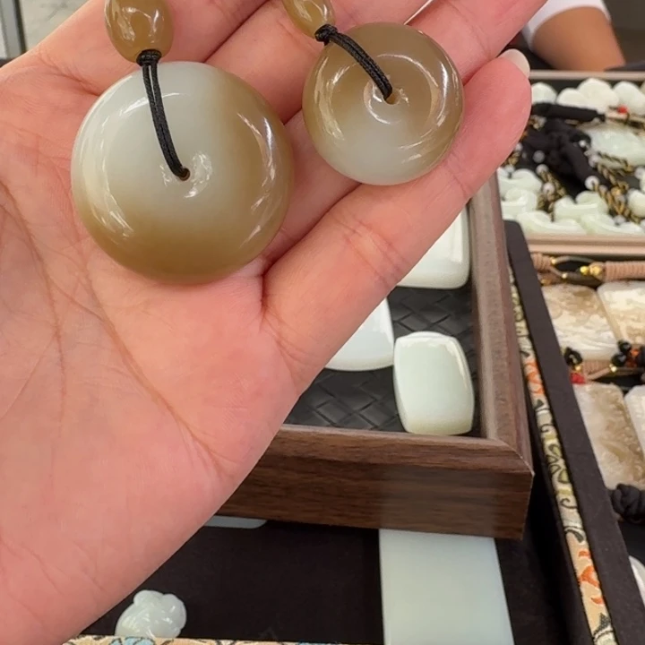 q***q颈饰未镶嵌和田玉