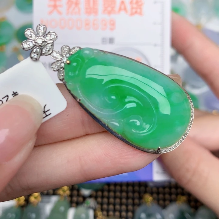 娜***姐颈饰18K金镶嵌翡翠如意