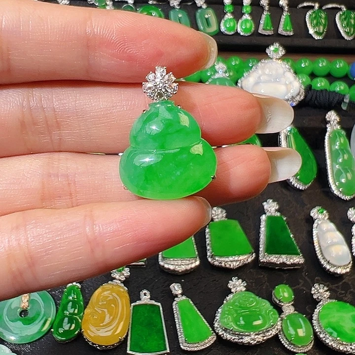 安***闪颈饰18K金镶嵌翡翠吊坠