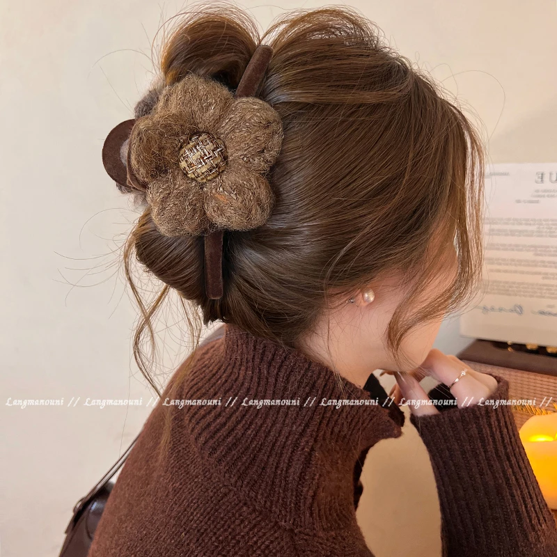 秋冬毛绒花朵抓夹女高级感后脑勺大号鲨鱼夹2025新款发夹发饰发卡