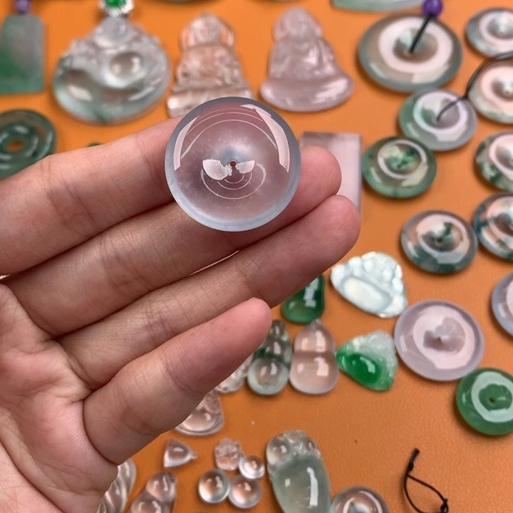 翡翠挂件未镶嵌……