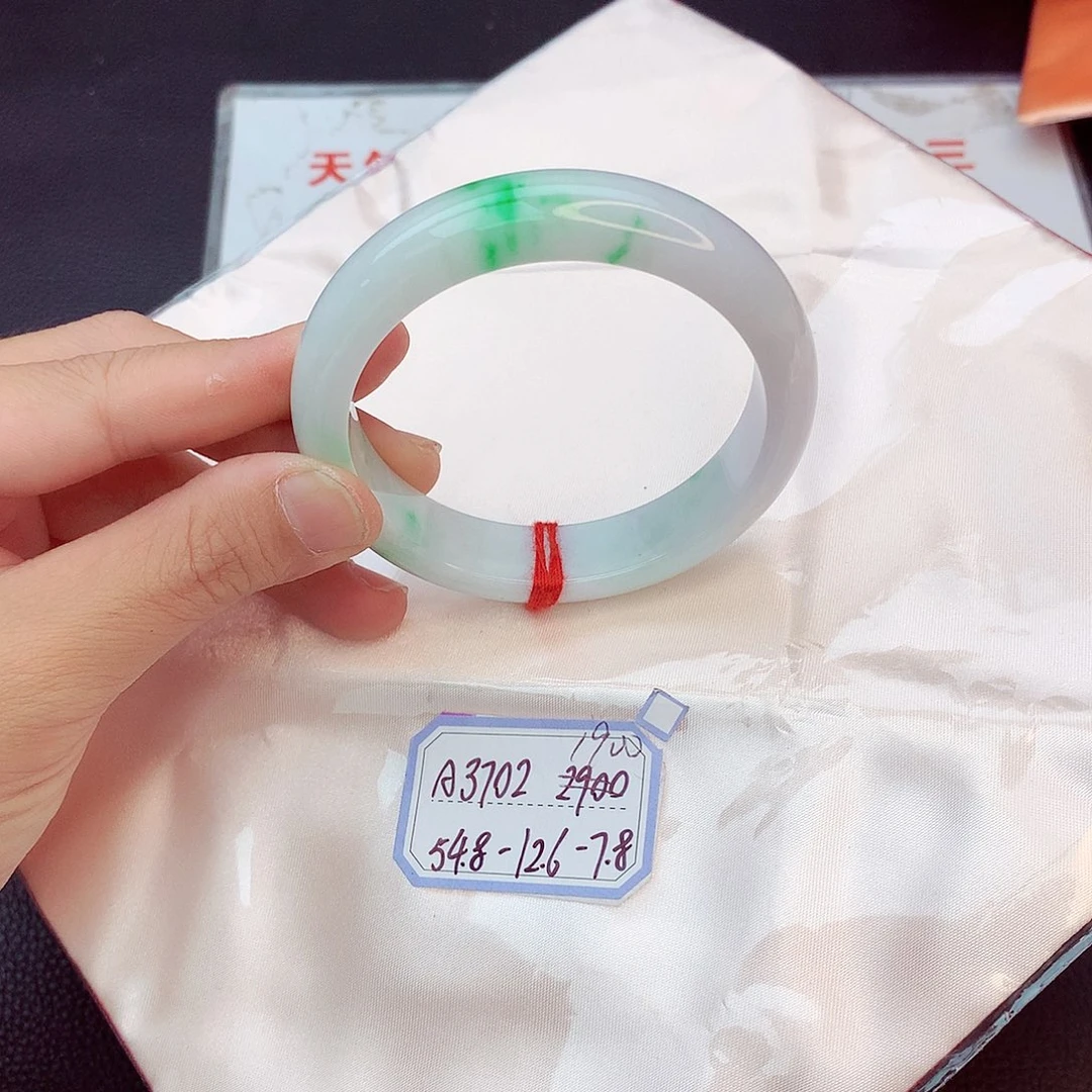 翡翠手镯未镶嵌翡翠