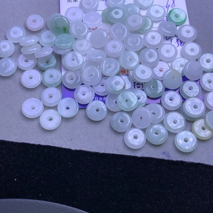 颈饰未镶嵌翡翠如**是