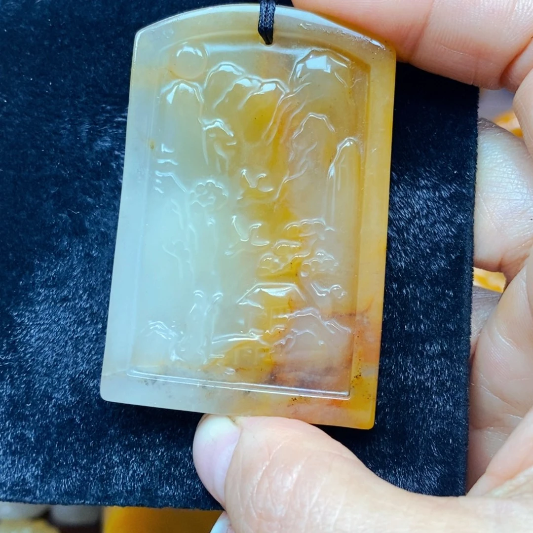 未镶嵌石英质玉（黄龙玉）颈饰