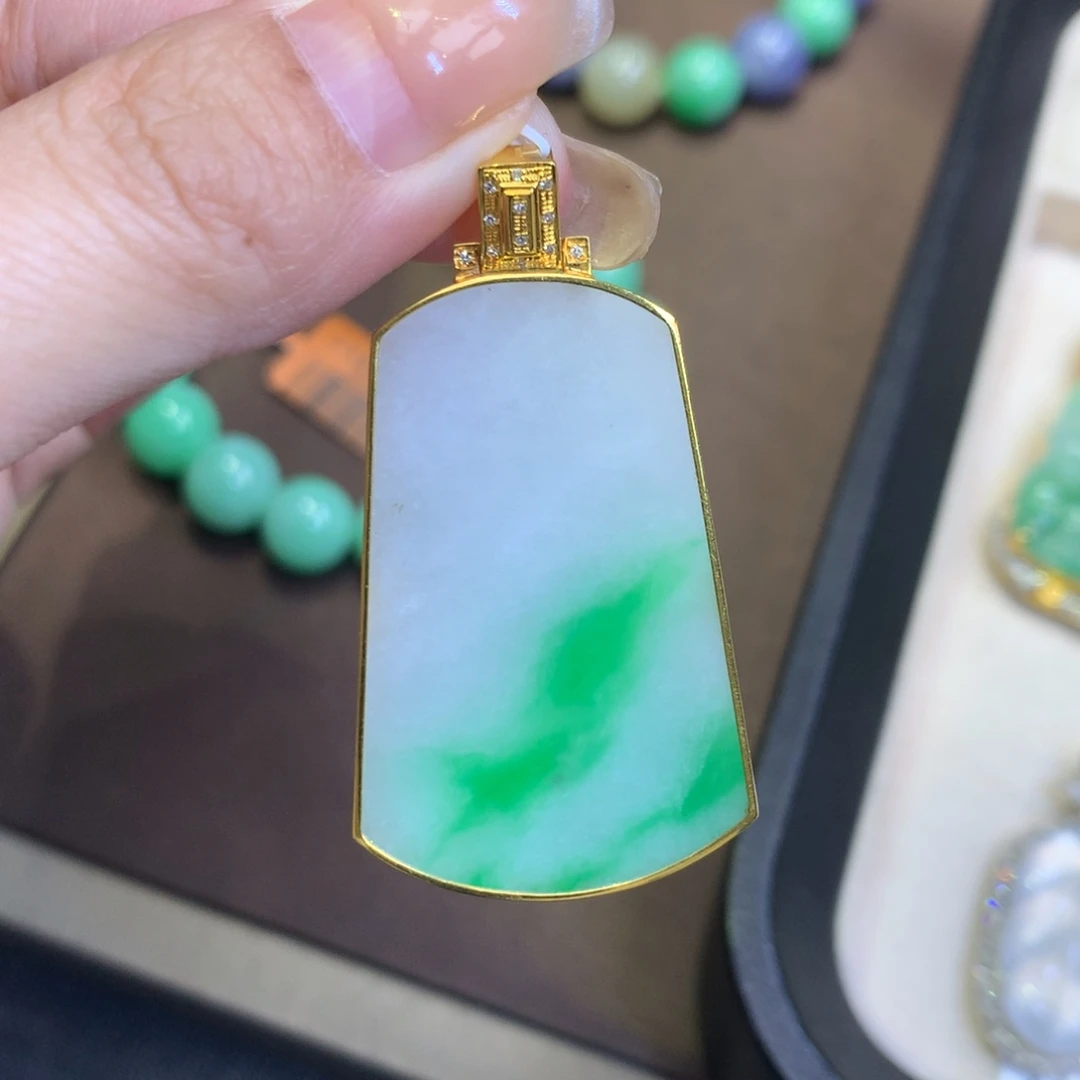 翡翠18K金镶嵌颈饰