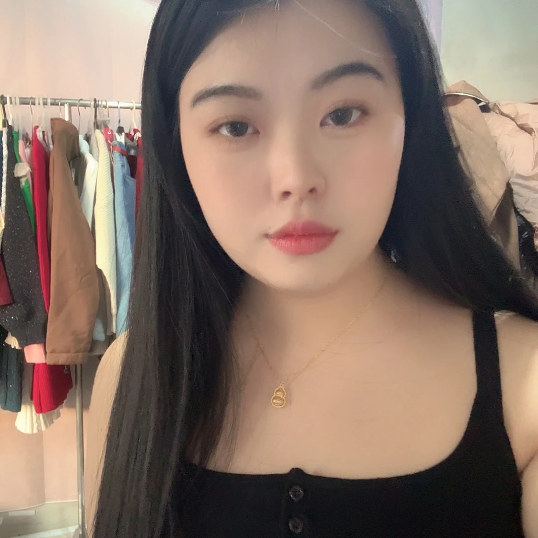 是****鹅蛋领黑白南瓜色。