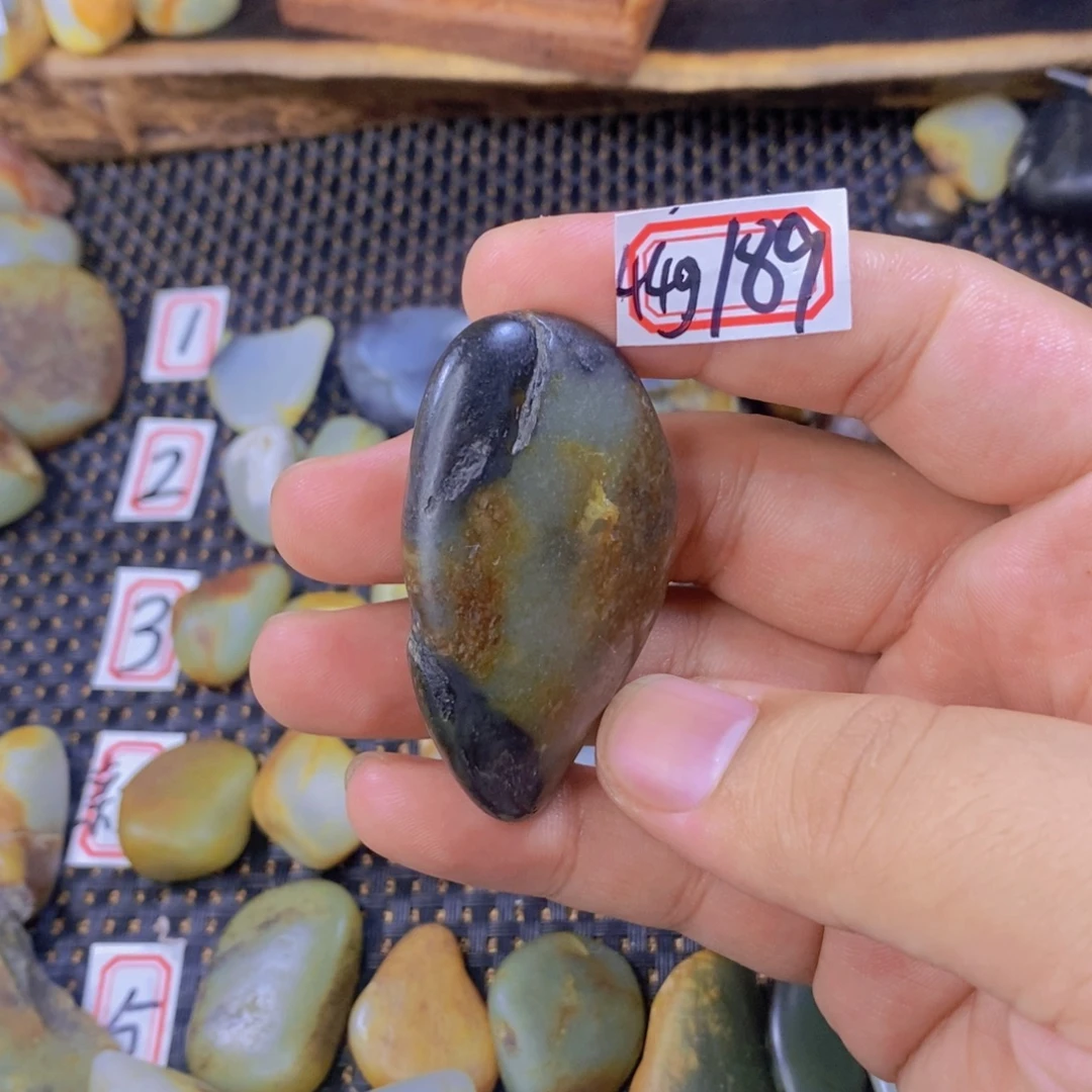 颈饰未镶嵌和田玉（糖玉）