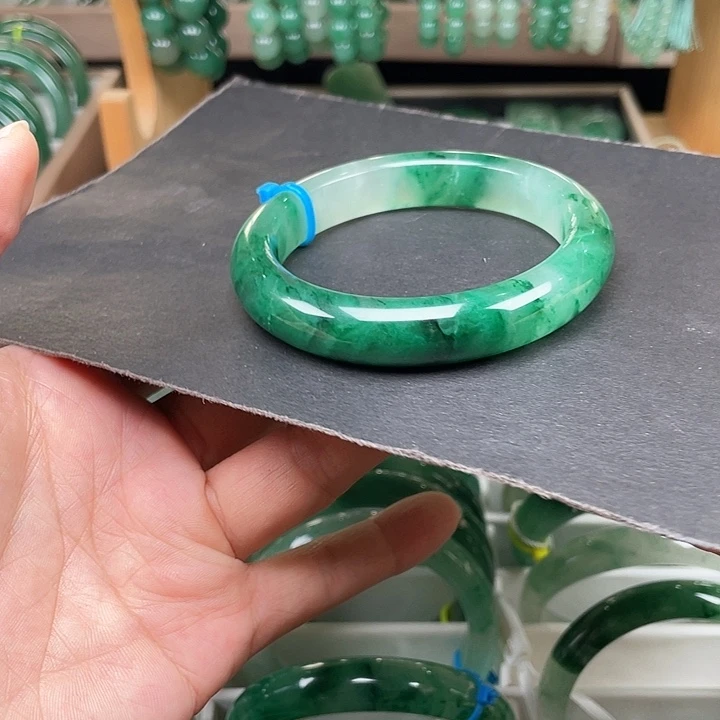 未镶嵌手镯石英质玉