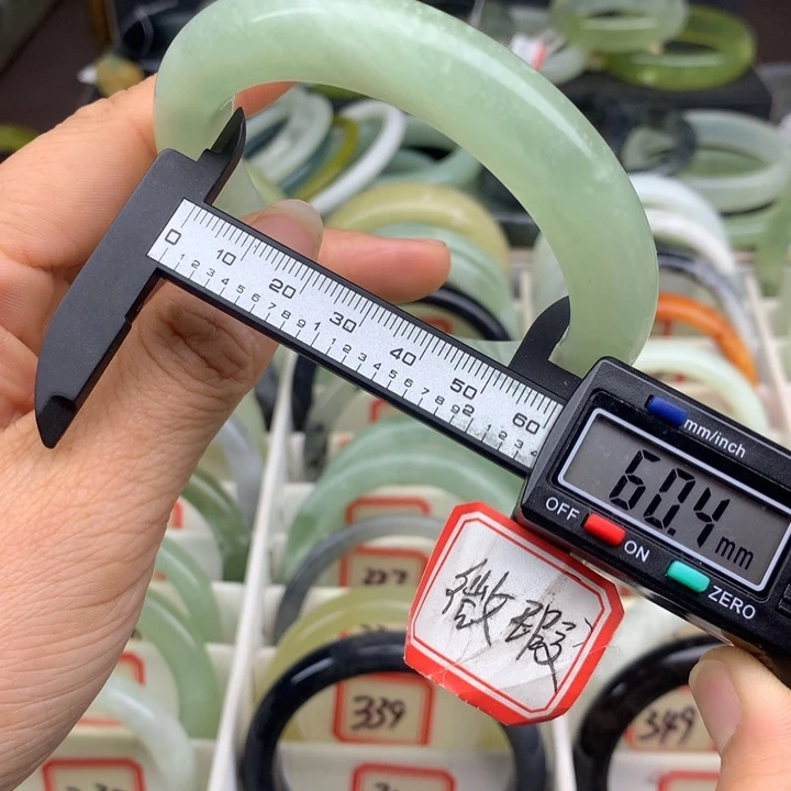 蛇纹石玉未镶嵌手镯360