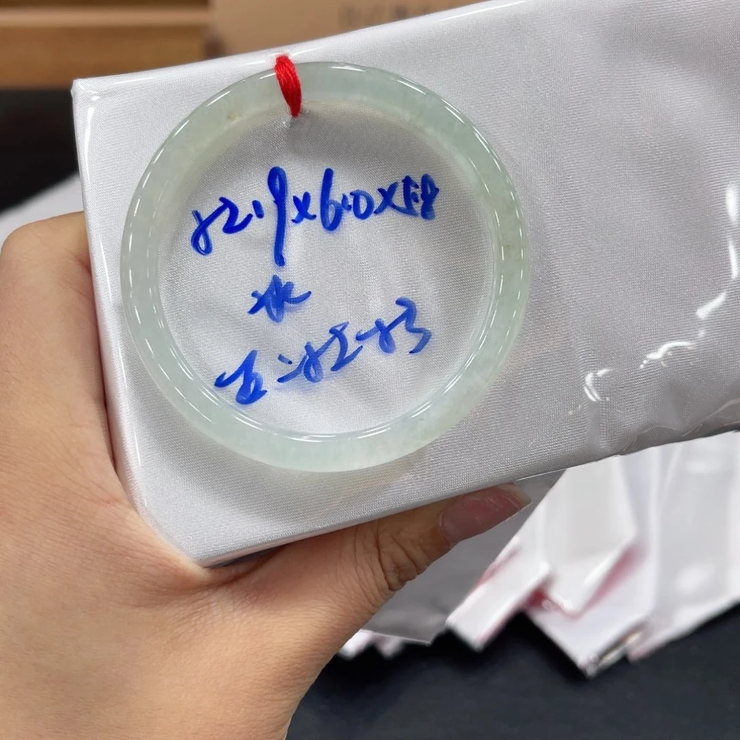 翡翠手镯未镶嵌翡翠