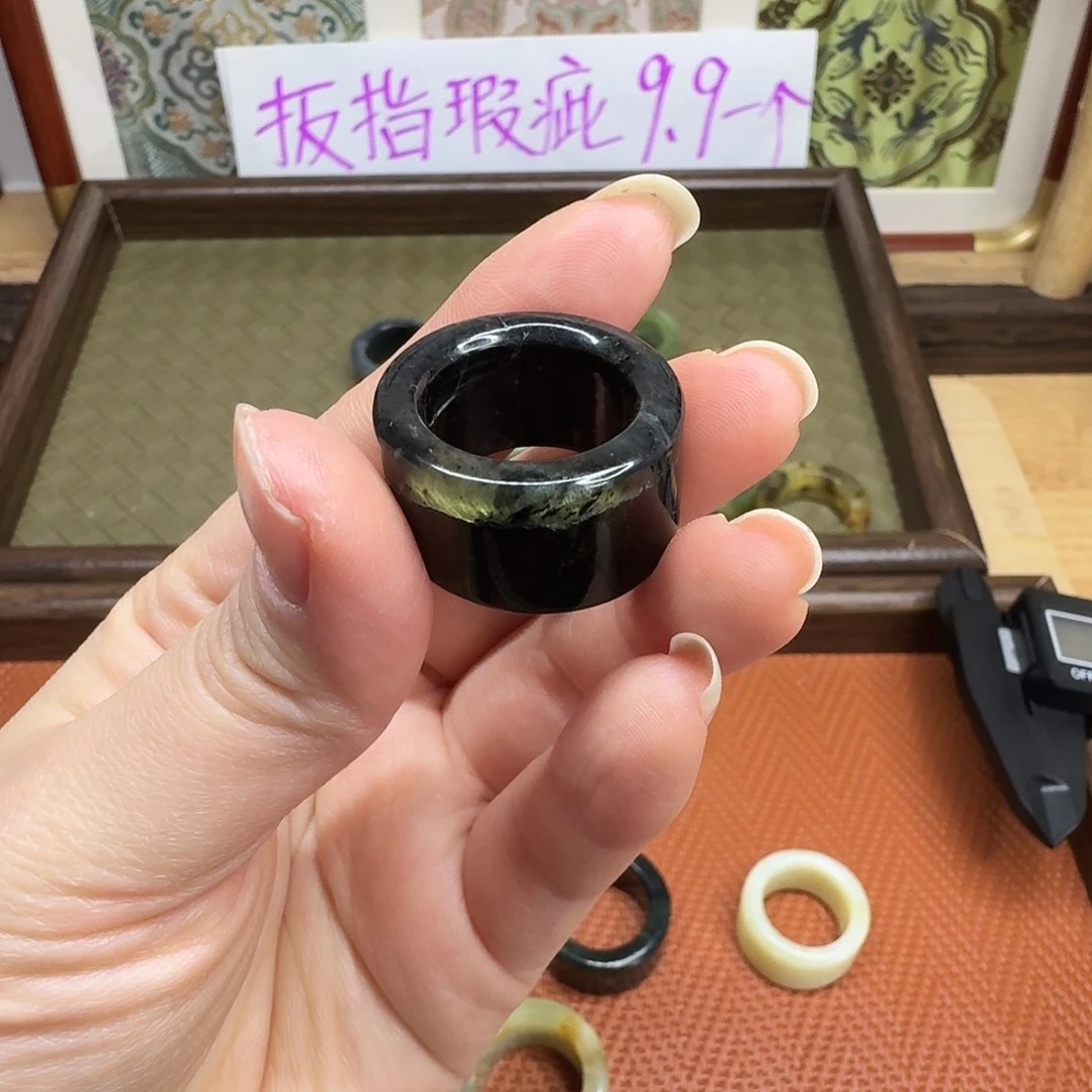 蛇纹石玉未镶嵌戒指卡16.6有裂