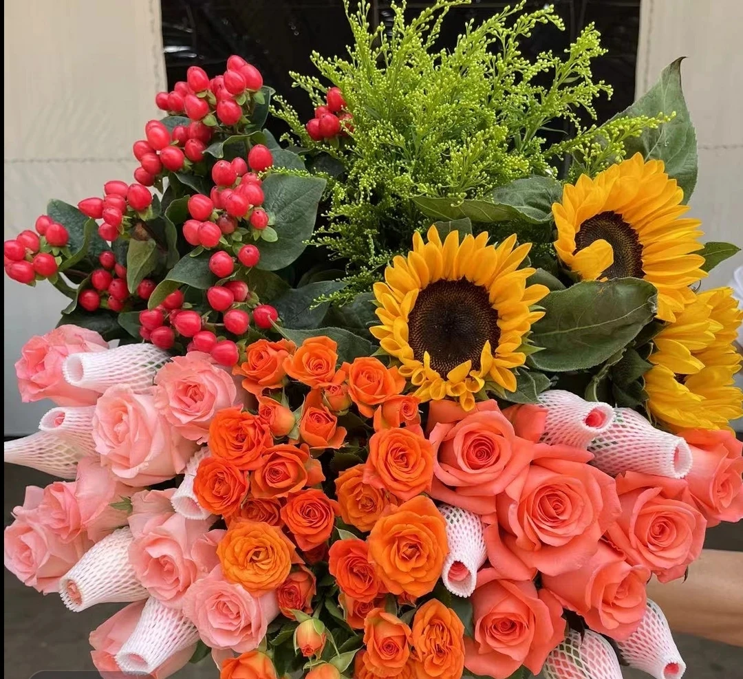 粉玫瑰5只+向日葵3只+橙芭比2-3只+红豆+配草 云南昆明基地直发