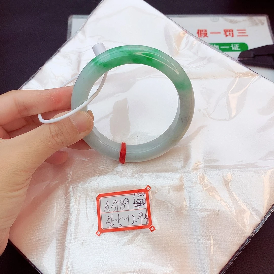 翡翠手镯未镶嵌翡翠