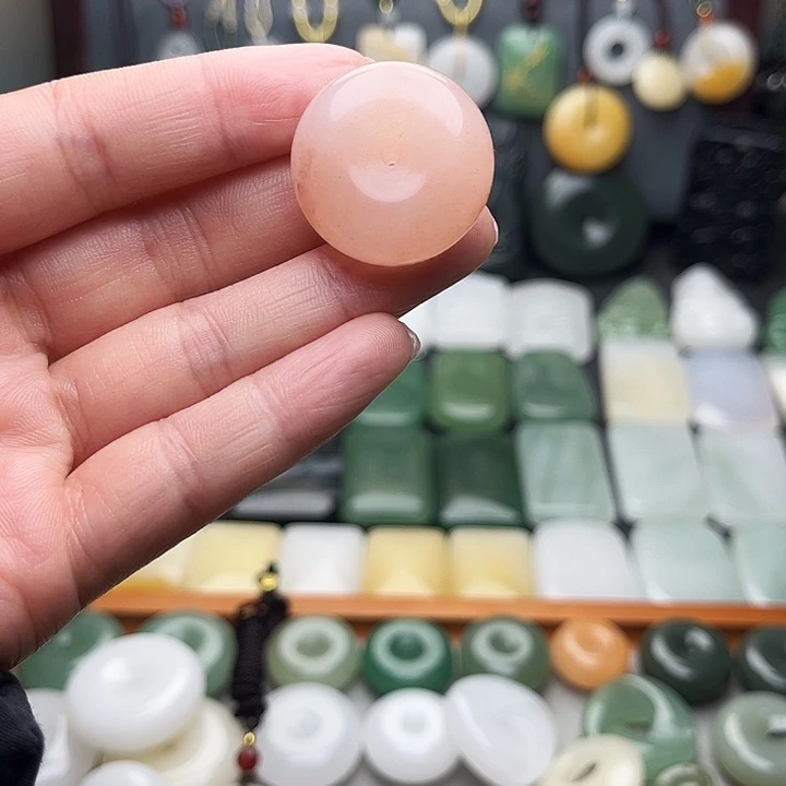 石英质玉（金丝玉）未镶嵌颈饰