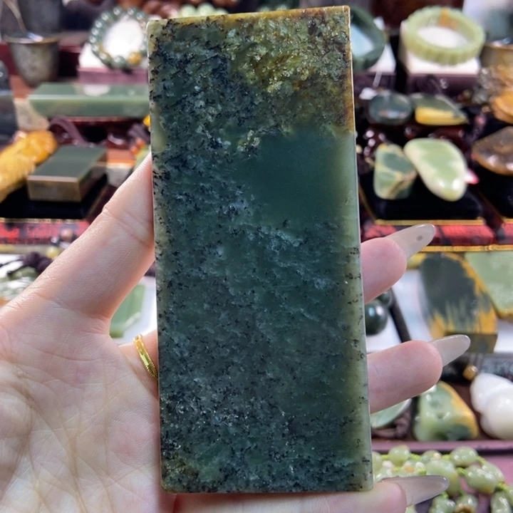 未镶嵌岫岩河磨玉（透闪石质玉）把件